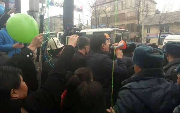 На пересечении с улицей Московской милиция задержала несколько активистов. - Sputnik Кыргызстан