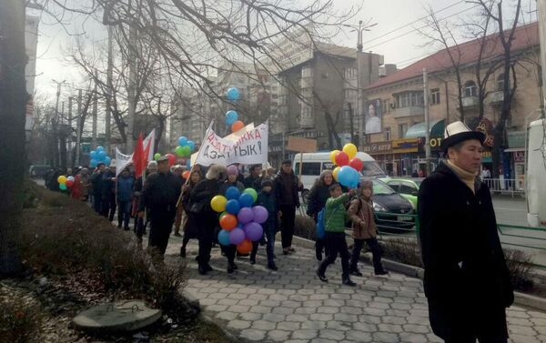 В Бишкеке состоялся марш За политические права и свободу слова, во время которого были задержаны несколько активистов - Sputnik Кыргызстан