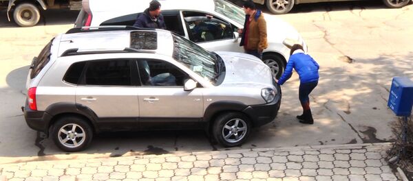 Соцэксперимент Девушке плохо — повезут ли таксисты бесплатно в больницу? - Sputnik Кыргызстан