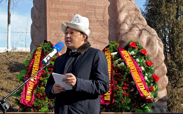 Руководитель аппарата президента Сапар Исаков зачитал обращение Атамбаева на мероприятии в память о жертвах аксыйских событий в селе Боспиек - Sputnik Кыргызстан