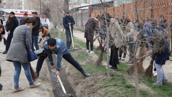 Ош шаарында массалык ишембилик өтүп, ага шаар жетекчилери, мекеме, ишканалардын кызматкерлери, шаар тургундары жана жаштар катышты - Sputnik Кыргызстан