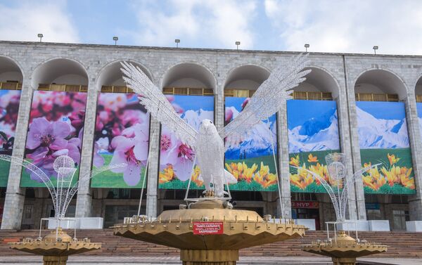 Муниципальным предприятием Бишкексвет для украшения площади разработана праздничная светящаяся композиция, в которой учтены все особенности малых архитектурных форм, присутствующих на площади - Sputnik Кыргызстан
