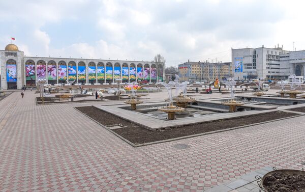 Күн менен түн теңешкен Нооруздун алдында Бишкектеги борбордук Ала-Тоо аянты кооздолуп жатат - Sputnik Кыргызстан