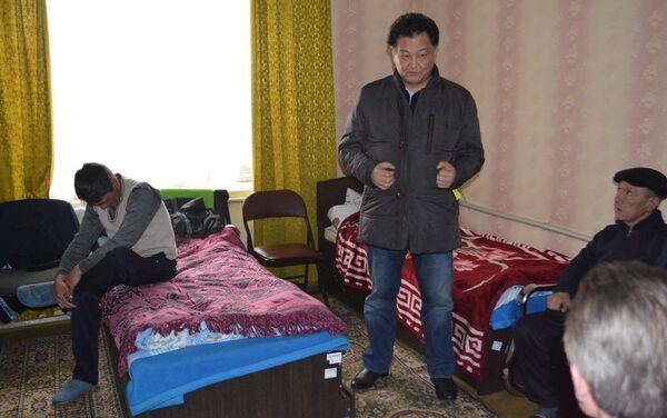 Министр здравоохранения КР Талантбек Батыралиев посетил социальное общежитие для лиц без определенного места жительства, больных туберкулезом - Sputnik Кыргызстан