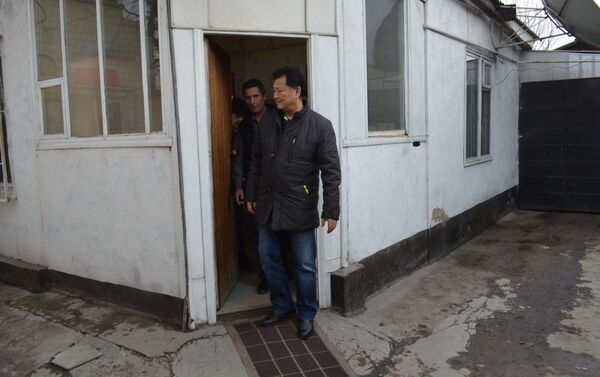 Приют, в котором побывал Батыралиев, открыли три месяца назад. Он рассчитан на десять человек и за время работы принял 24 больных туберкулезом, пять из которых вылечились - Sputnik Кыргызстан