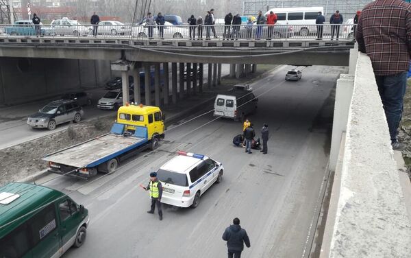 По предварительной информации, парень, упавший с моста в столице, пытался сделать селфи, сообщили в пресс-службе Главного управления внутренних дел Бишкека. - Sputnik Кыргызстан