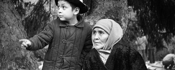 Кыргыз эл баатыры Сабира Күмүшалиеванын архивдик сүрөтү Кыргыз эл баатыры Сабира Күмүшалиеванын архивдик сүрөтү - Sputnik Кыргызстан