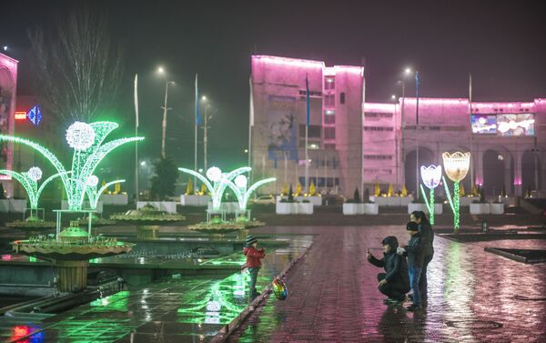 В пресс-службе мэрии сообщили, что за день до праздника на проспекте Чуй между улицей Абдрахманова и проспектом Манаса включат подсветку, смонтированную на проводах - Sputnik Кыргызстан