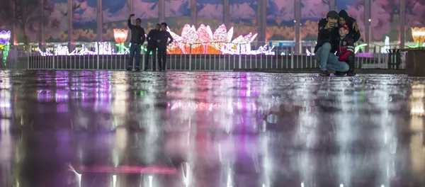 Люди фотографируются на площади Ала-Тоо в Бишкеке. Архивное фото Люди фотографируются на площади Ала-Тоо в Бишкеке. Архивное фото - Sputnik Кыргызстан