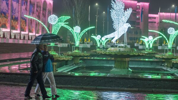 Горожане на площади Ала-Тоо во время дождя. Архивное фото - Sputnik Кыргызстан