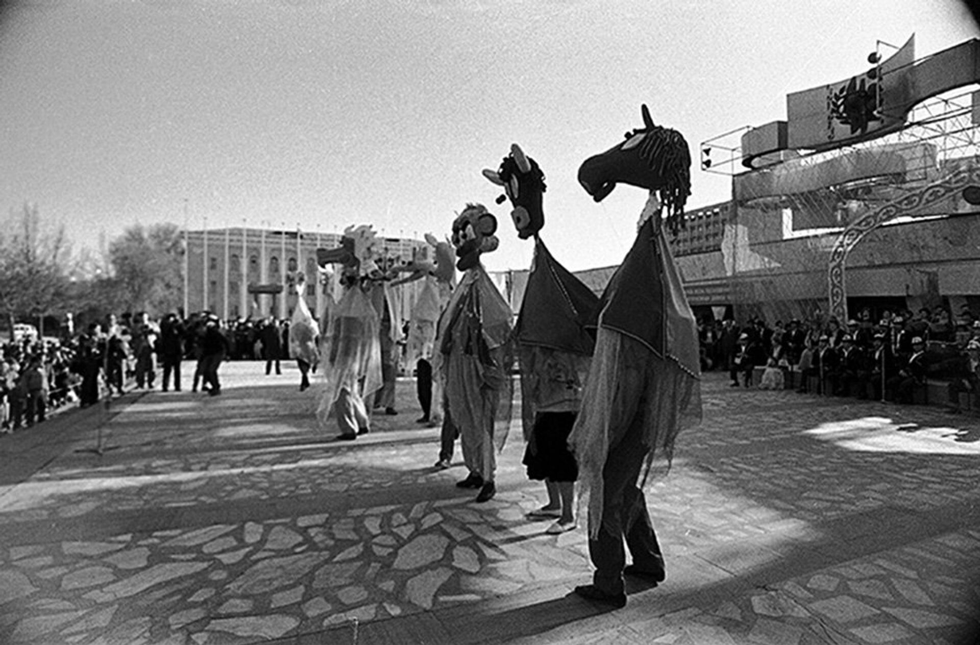 Фотофакт: самое первое празднование Нооруза в Кыргызстане Фотофакт: самое первое празднование Нооруза в Кыргызстане - Sputnik Кыргызстан, 1920, 21.03.2026
