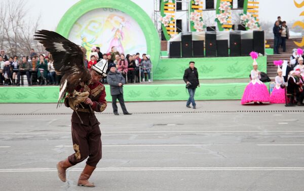 Также больше 80 участников турнира прошли маршем на центральной площади Оша. - Sputnik Кыргызстан