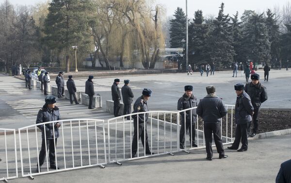 Бишкек шаарынын Ала-Тоо аянтына майрамдык иш-чараларды көргөнү келген кишилер тыкыр текшерүүдөн өткөрүлүүдө. - Sputnik Кыргызстан