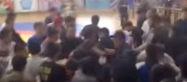 Массовая драка школьников-болельщиков произошла на турнире в Дагестане - Sputnik Кыргызстан