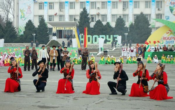 Торжественные мероприятия проходили на центральной площади города, где установлены юрты, в которых были представлены национальная кухня и элементы национальной культуры. - Sputnik Кыргызстан