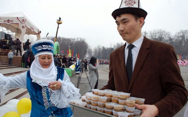 В парке Жаштар готовили сумолок и демонстрировалась выставка картин местных художников. - Sputnik Кыргызстан