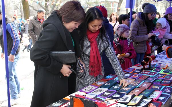 Посольства организовали выставку-ярмарка с демонстрацией национальных блюд, сувениров, изделий ручной работы, дизайнерских вещей, экопродукции. - Sputnik Кыргызстан