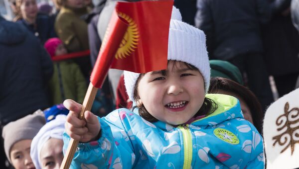 Ребенок на праздничном мероприятии на площади Ала-Тоо в Бишкеке. Архивное фото - Sputnik Кыргызстан