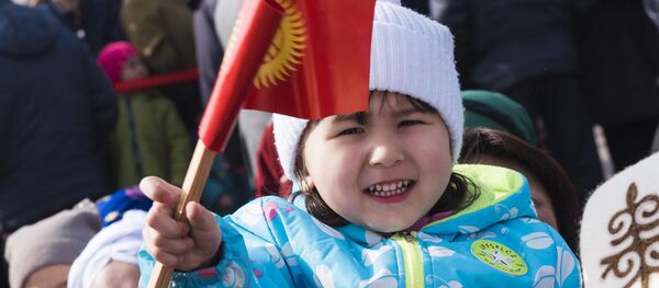 Ала-Тоо аянтындагы майрамдык иш-чаранын катышуучулары. Архив Ала-Тоо аянтындагы майрамдык иш-чаранын катышуучулары. Архив - Sputnik Кыргызстан