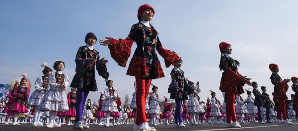 Участницы праздничных мероприятий на площади Ала-Тоо в Бишкеке. Архивное фото - Sputnik Кыргызстан