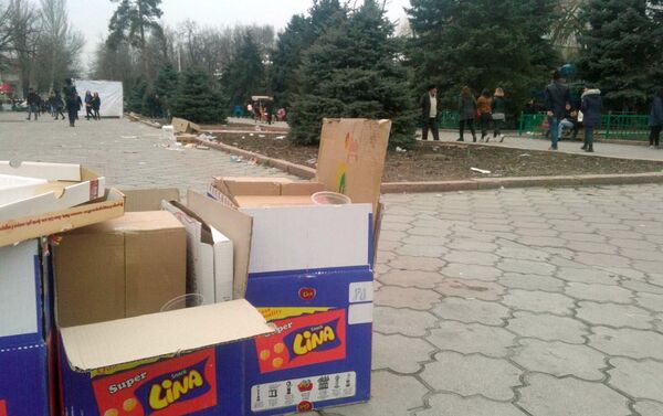 В центре Бишкека после праздничных гуляний остался накопленный мусор - Sputnik Кыргызстан