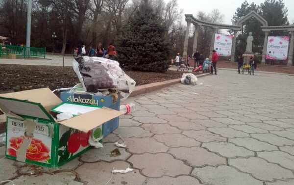 Коробки от еды, бутылки остались на площадке у здания памятника Курманджан датке, где представители дипломатического корпуса проводили благотворительную ярмарку - Sputnik Кыргызстан