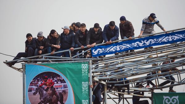 Зрители, которые забрались на арку городского ипподрома Ак-Кула, во время конноспортивных игр в рамках празднования Нооруза - Sputnik Кыргызстан