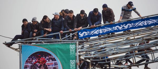 Зрители, которые забрались на арку городского ипподрома Ак-Кула, во время конноспортивных игр в рамках празднования Нооруза - Sputnik Кыргызстан