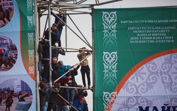 В соцсетях распространились фотографии, как на арку ипподрома забрались десятки зрителей. - Sputnik Кыргызстан