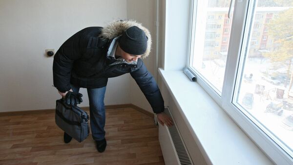 Мужчина проверяет батарею. Архивное фото - Sputnik Кыргызстан