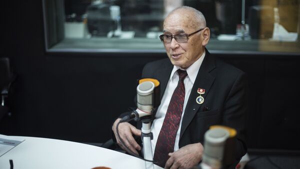 77 жаштагы залкар нейрохирург, профессор Миталип Мамытов маек учурунда - Sputnik Кыргызстан