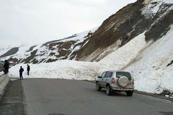 Лавина сошла примерно в 15.00. Высота снежной массы составила 2,5 метра, длина — 30. - Sputnik Кыргызстан