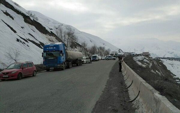 На 352-м километре автодороги Бишкек — Ош (перевал Кок-Бел) сошла лавина, из-за чего трассу закрыли - Sputnik Кыргызстан