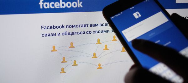 Страница социальной сети Фейсбук на экранах компьютера и смартфона. Архивное фото - Sputnik Кыргызстан