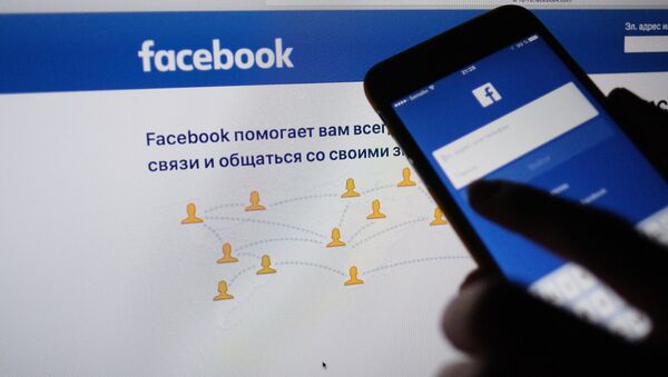 Страница социальной сети  Facebook на экранах компьютера и смартфона. Архивное фото - Sputnik Кыргызстан