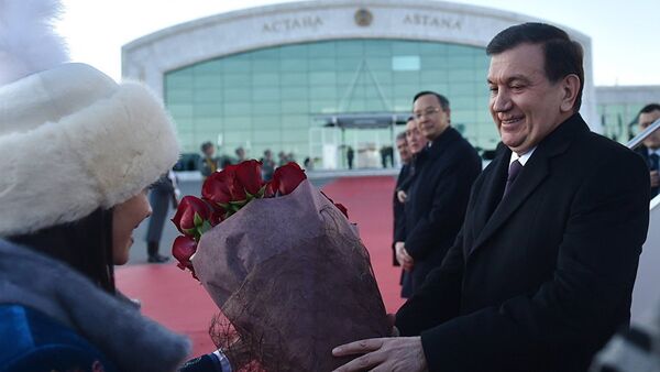Президент Узбекистана Шавкат Мирзиёев прибыл с первым государственным визитом в Казахстан - Sputnik Кыргызстан