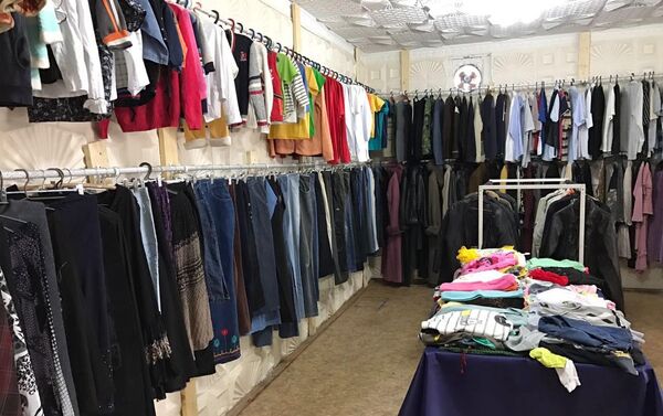 В Оше открылся магазин, где бесплатно раздают одежду нуждающимся - Sputnik Кыргызстан