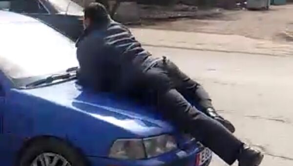 Снова милиционер на капоте — видео очевидца, снятое в Бишкеке сегодня - Sputnik Кыргызстан