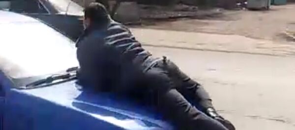 Снова милиционер на капоте — видео очевидца, снятое в Бишкеке сегодня Снова милиционер на капоте — видео очевидца, снятое в Бишкеке сегодня - Sputnik Кыргызстан