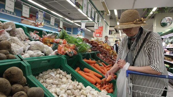 Женщина выбирает овощи в супермаркете. Архивное фото - Sputnik Кыргызстан