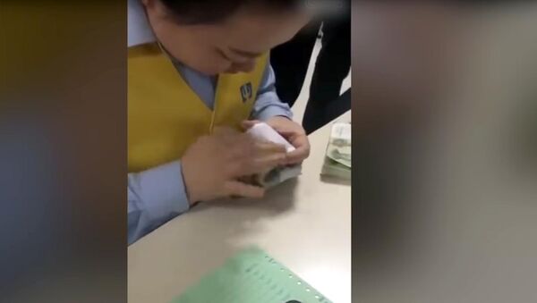 Очень быстрая китаянка: девушка посчитала шесть пачек денег за 77 секунд - Sputnik Кыргызстан