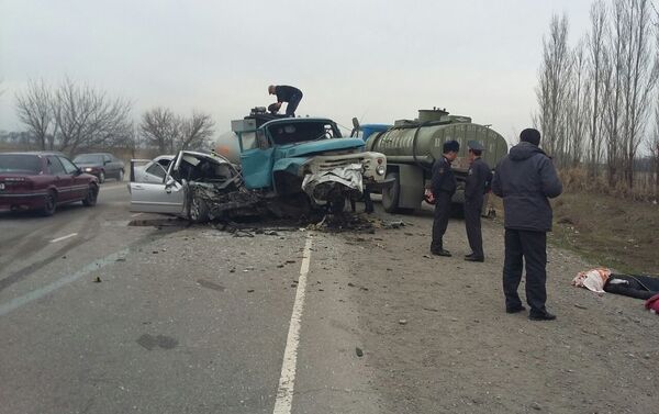 В результате дорожно-транспортного происшествия возле Бишкека погибли два человека, еще двоих увезла скорая - Sputnik Кыргызстан
