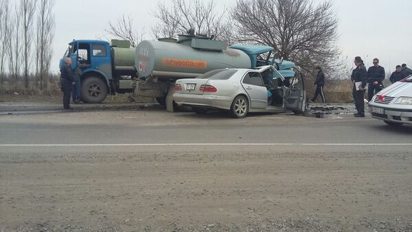ДТП с участием бензовоза и легковой автомобили в районе ГЭС-5 - Sputnik Кыргызстан