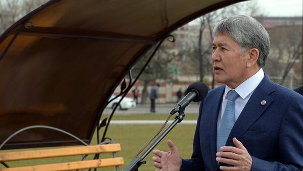 Президент Алмазбек Атамбаев 24-мартта 2005-жылы март окуясына арналган сквердин ачылышында - Sputnik Кыргызстан