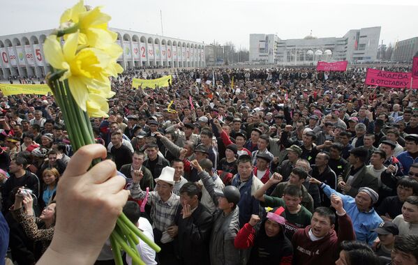 Митингчилерге толгон &quot;Ала-Тоо&quot; аянты. 2005-жылдын 24-марты - Sputnik Кыргызстан