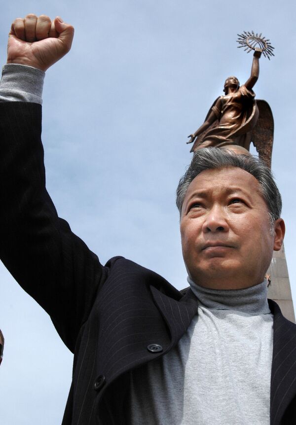 Курманбек Бакиев 2005-жылы марттагы митингдерди баштап жүргөндөрдүн бири болуп, кийин ал Акаевдин ордуна келген - Sputnik Кыргызстан