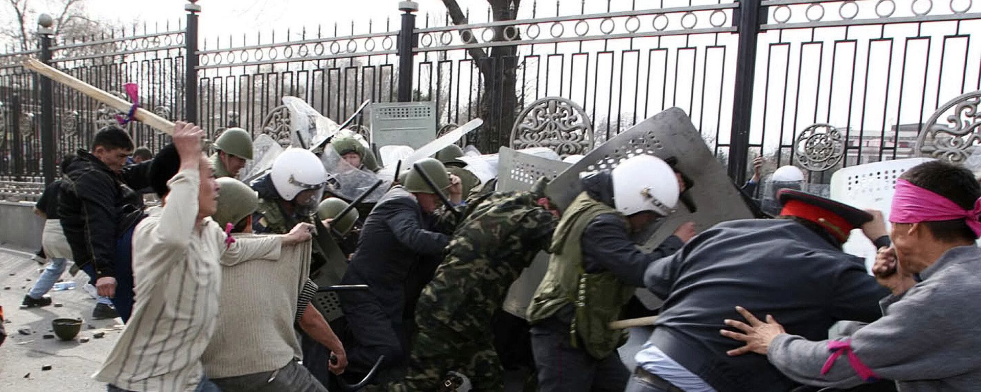 Ситуация в Кыргызстане во время мартовских событий 2005 года Ситуация в Кыргызстане во время мартовских событий 2005 года - Sputnik Кыргызстан, 1920, 16.10.2026