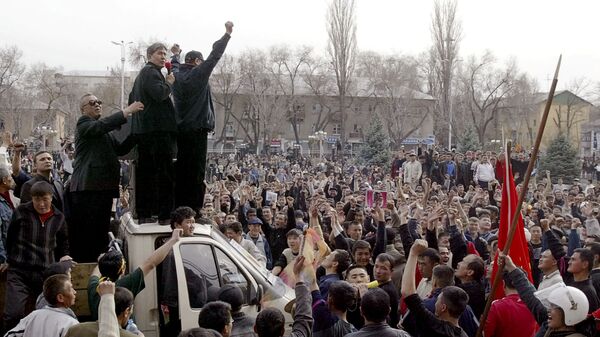 Люди во время тюльпановой революции. Архивное фото - Sputnik Кыргызстан