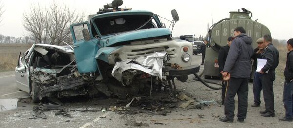 Лобовое столкновение Mercedes и бензовоза — видео с места ДТП - Sputnik Кыргызстан