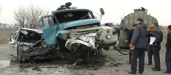 Mercedes менен бензовоздун кагылышы. Жеринен алынган кадрлар - Sputnik Кыргызстан